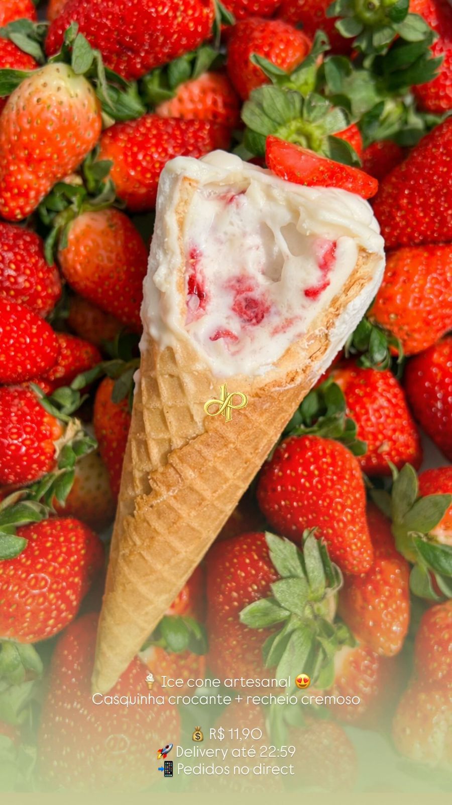 Cone de morango com morangos ao fundo