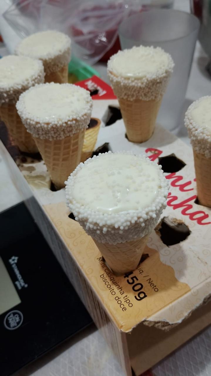 Cones brancos com granulado em caixa