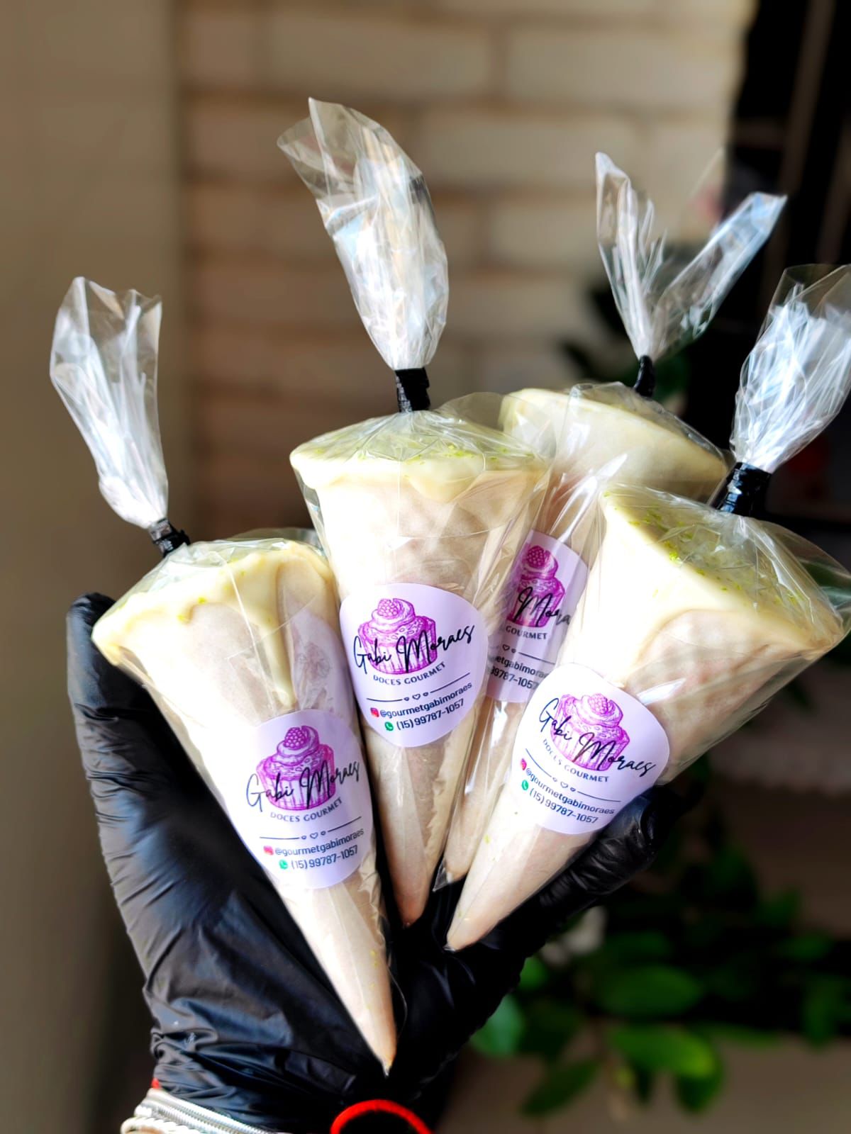 Cones embalados segurados com luva