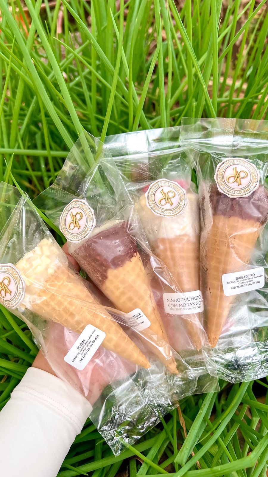 Cones embalados com etiqueta de sabores