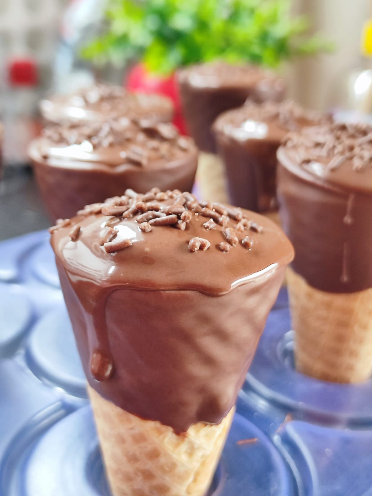 Cones cobertos com chocolate e granulado