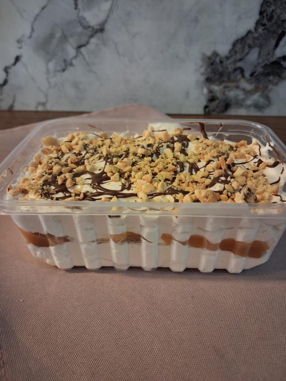 Pote de Cone Ice com castanhas e calda de chocolate